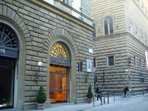 Via de' Tornabuoni. Fare shopping a Firenze